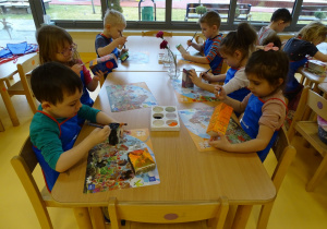 18 Dzieci malują farbami tekturowe pudełeczka